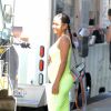 Christina Milian enceinte porte une robe vert fluo très moulante et pause pour les ohitigraphes devant son Beignet Box truck à Studio City, Los Angeles, le 29 août 2019