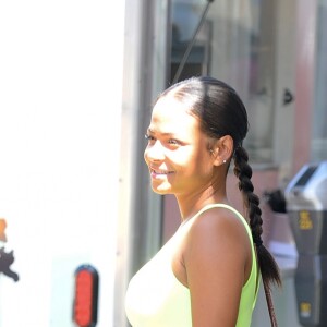 Christina Milian enceinte porte une robe vert fluo très moulante et pause pour les ohitigraphes devant son Beignet Box truck à Studio City, Los Angeles, le 29 août 2019