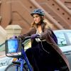 Sarah Jessica Parker fait du vélo lors d'une scène du tournage de Divorce" à New York le 11 mars 2019