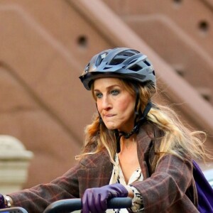 Sarah Jessica Parker fait du vélo lors d'une scène du tournage de Divorce" à New York le 11 mars 2019