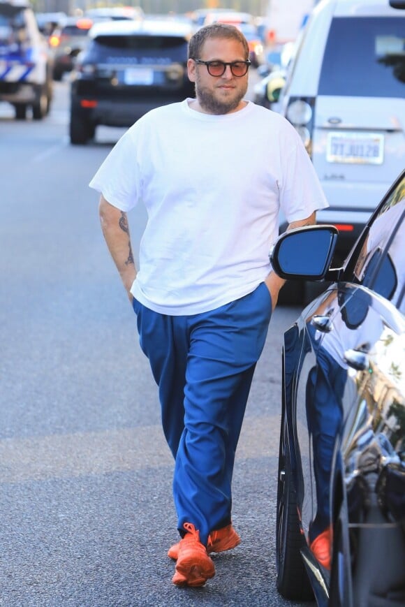 Jonah Hill se promène dans les rues de Beverly Hills. Une fois à bord de son véhicule, l'acteur en profite pour fumer une cigarette, le 14 août 2019.