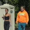 Jonah Hill et sa compagne Gianna Santos se balade main dans le quartier de Beverly Hills à Los Angeles, le 14 avril 2019.