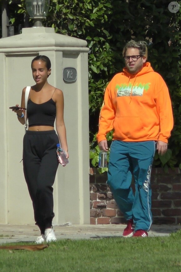 Jonah Hill et sa compagne Gianna Santos se balade main dans le quartier de Beverly Hills à Los Angeles, le 14 avril 2019.