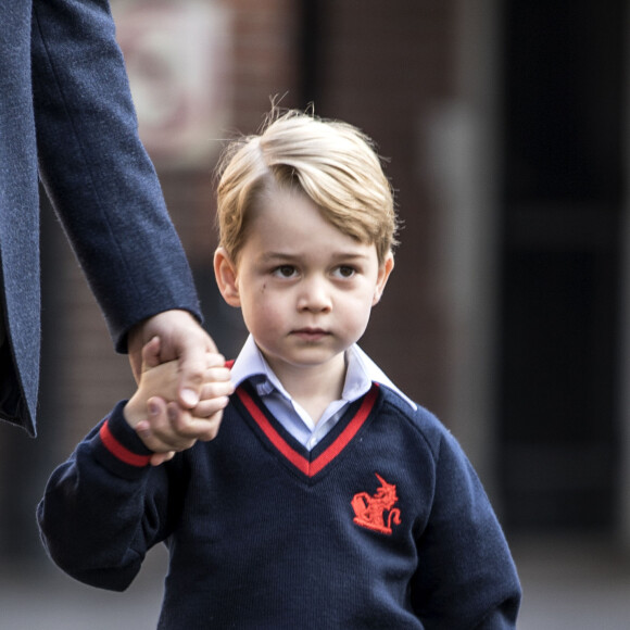 Le prince George de Cambridge, ici accueilli par la directrice Helen Haslem, a fait sa première rentrée des classes à l'école Thomas's Battersea le 7 septembre 2017 à Londres, escorté par son père le prince William. Sa mère Kate Middleton n'était pas en état de l'accompagner, souffrant des symptômes du début de sa troisième grossesse révélée quelques jours plus tôt.