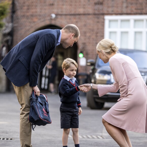 Le prince George de Cambridge, ici accueilli par la directrice Helen Haslem, a fait sa première rentrée des classes à l'école Thomas's Battersea le 7 septembre 2017 à Londres, escorté par son père le prince William. Sa mère Kate Middleton n'était pas en état de l'accompagner, souffrant des symptômes du début de sa troisième grossesse révélée quelques jours plus tôt.