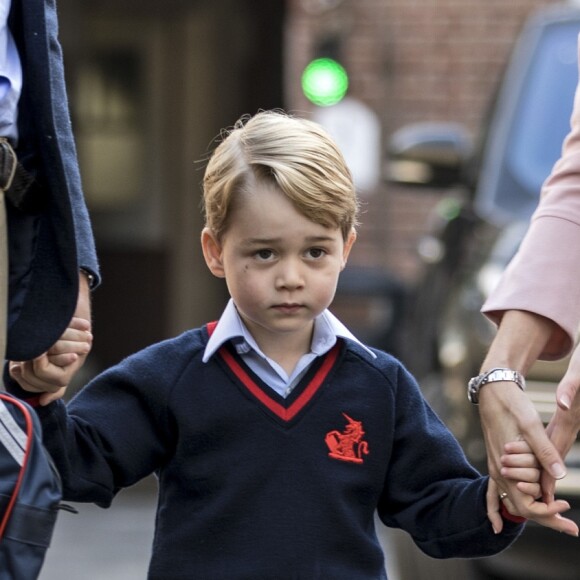 Le prince George de Cambridge, ici accueilli par la directrice Helen Haslem, a fait sa première rentrée des classes à l'école Thomas's Battersea le 7 septembre 2017 à Londres, escorté par son père le prince William. Sa mère Kate Middleton n'était pas en état de l'accompagner, souffrant des symptômes du début de sa troisième grossesse révélée quelques jours plus tôt.