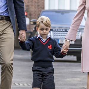 Le prince George de Cambridge, ici accueilli par la directrice Helen Haslem, a fait sa première rentrée des classes à l'école Thomas's Battersea le 7 septembre 2017 à Londres, escorté par son père le prince William. Sa mère Kate Middleton n'était pas en état de l'accompagner, souffrant des symptômes du début de sa troisième grossesse révélée quelques jours plus tôt.