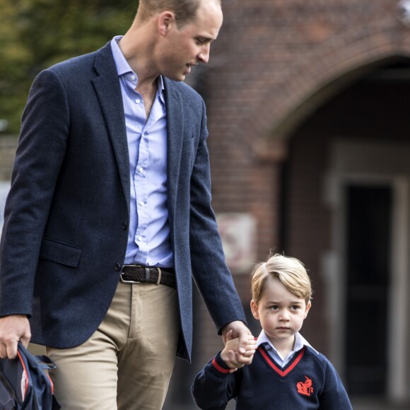 Le prince George de Cambridge, ici accueilli par la directrice Helen Haslem, a fait sa première rentrée des classes à l'école Thomas's Battersea le 7 septembre 2017 à Londres, escorté par son père le prince William. Sa mère Kate Middleton n'était pas en état de l'accompagner, souffrant des symptômes du début de sa troisième grossesse révélée quelques jours plus tôt.