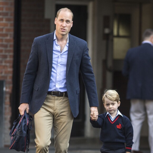 Le prince George de Cambridge, ici accueilli par la directrice Helen Haslem, a fait sa première rentrée des classes à l'école Thomas's Battersea le 7 septembre 2017 à Londres, escorté par son père le prince William. Sa mère Kate Middleton n'était pas en état de l'accompagner, souffrant des symptômes du début de sa troisième grossesse révélée quelques jours plus tôt.