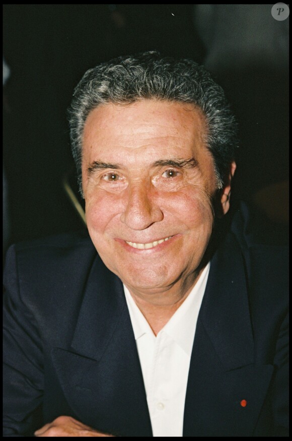 ARCHIVES - Gilbert Bécaud - Pierre Grimblat a reçu les insignes de Commandeurs des Arts et lettres, Paris, le 18 juin 1998.