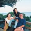 Gilbert Bécaud à Figari, en Corse avec sa femme et sa fille Emily, le 10 août 1995.