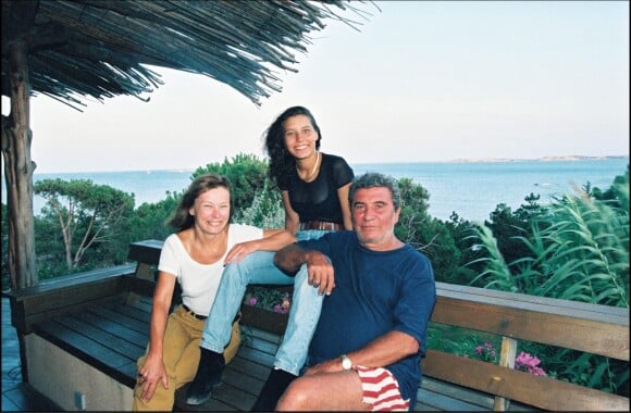 Gilbert Bécaud à Figari, en Corse avec sa femme et sa fille Emily, le 10 août 1995.