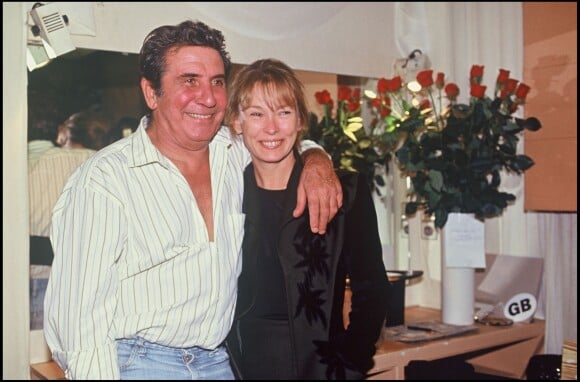 ARCHIVES - Gilbert Bécaud dans sa loge avec sa femme, le 1er octobre 1991.