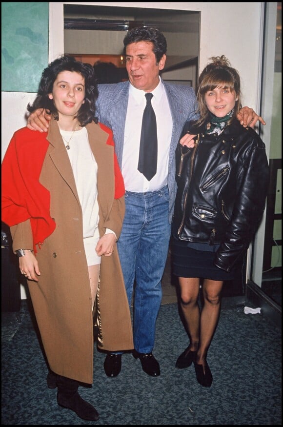 ARCHIVES - Gilbert Bécaud et ses filles Jennifer et Anne à la fête des 25 ans de arrière d'Alice Dona, le 17 février 1988.