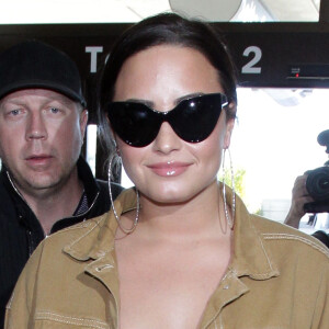 Demi Lovato arrive à l'aéroport de LAX à Los Angeles pour prendre l'avion. Demi porte un top bandeau sans soutien gorge! Le 22 janvier 2018