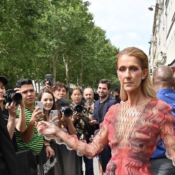 Céline Dion arrive au défilé Iris van Herpen haute couture Automne-Hiver 2019/2020 à Paris, France, le 1er Juillet 2019.