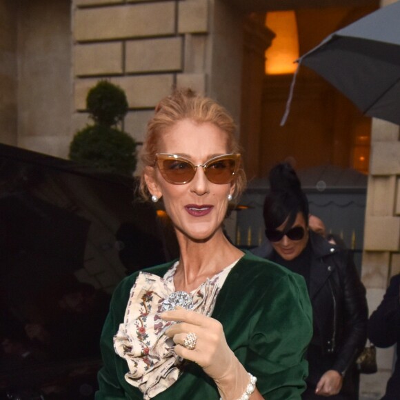 Celine Dion sort de l'hôtel de Crillon pour se rendre à un rendez-vous dans Paris le 25 janvier 2019.