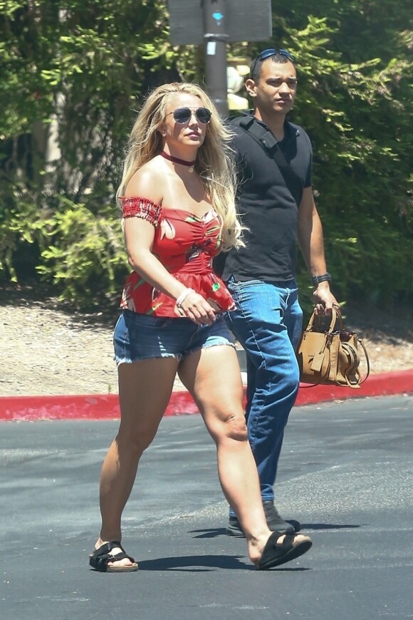 Britney Spears en pleine séance de shopping à Thousand Oaks. Le 28 Juin 2019.