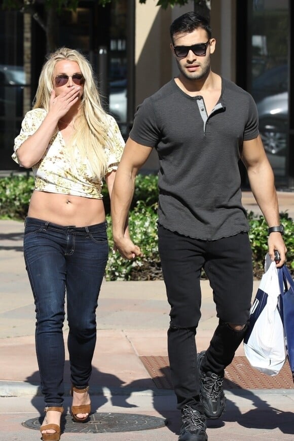 Britney Spears se balade main dans la main avec son compagnon Sam Asghari à Camarillo en Californie. Le 17 mai 2019.