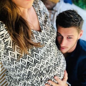 Jean-Baptiste Maunier pose avec sa compagne Léa Arnezeder enceinte de neuf mois le 12 août 2019.