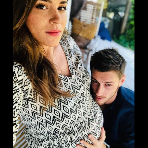 Jean-Baptiste Maunier pose avec sa compagne Léa Arnezeder enceinte de neuf mois le 12 août 2019.