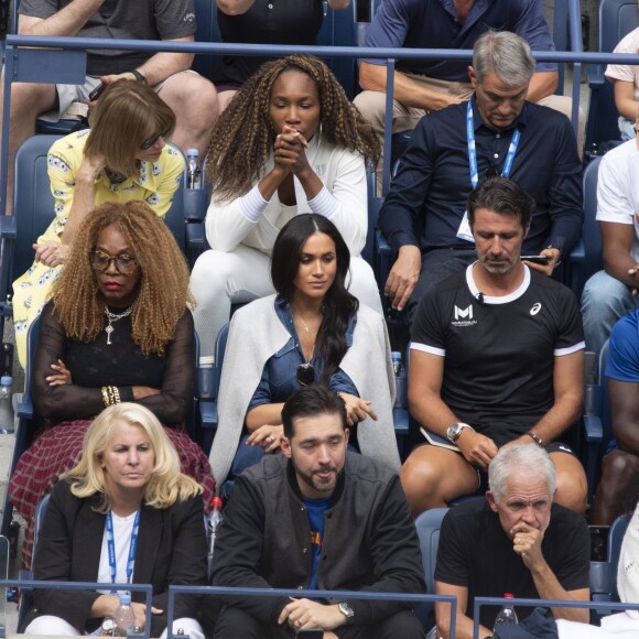Meghan Markle, duchesse de Sussex, au côté de Anna Wintour, Venus Williams, Patrick Mouratoglou et Alexis Ohanian (le mari de S. Williams) dans les tribunes de la finale femme du tournoi de l'US Open 2019 opposant Serena Williams à Bianca Andreescu (3-6 / 5-7) au Billie Jean King National Tennis Center à New York, le 7 septembre 2019.