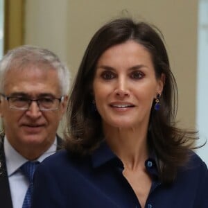 La reine Letizia d'Espagne (jupe Carolina Herrera) présidait le 5 septembre 2019 à Madrid la 3e Journée sur le traitement informatif du handicap dans les médias.