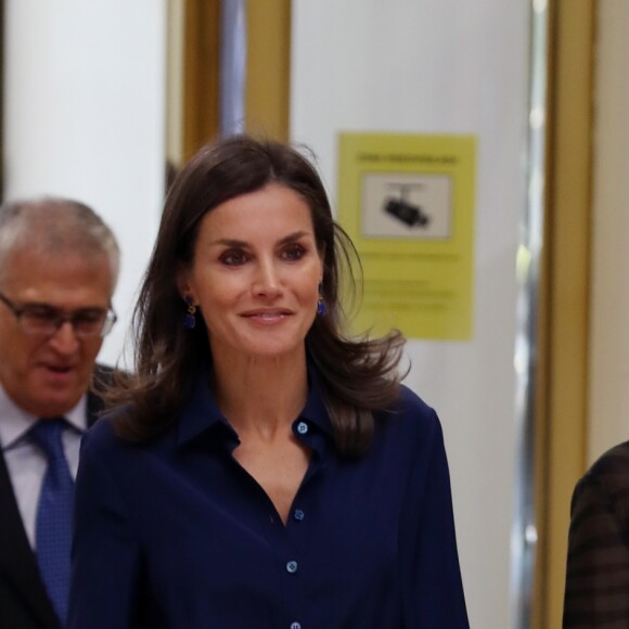 La reine Letizia d'Espagne (jupe Carolina Herrera) présidait le 5 septembre 2019 à Madrid la 3e Journée sur le traitement informatif du handicap dans les médias.