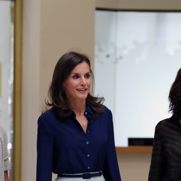 La reine Letizia d'Espagne (jupe Carolina Herrera) présidait le 5 septembre 2019 à Madrid la 3e Journée sur le traitement informatif du handicap dans les médias.
