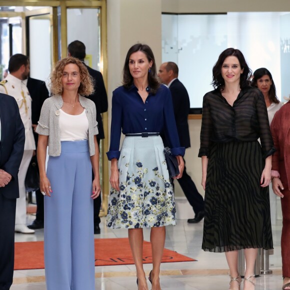 La reine Letizia d'Espagne (jupe Carolina Herrera) présidait le 5 septembre 2019 à Madrid la 3e Journée sur le traitement informatif du handicap dans les médias.