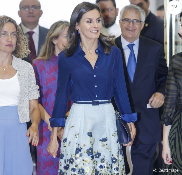 La reine Letizia d'Espagne (jupe Carolina Herrera) présidait le 5 septembre 2019 à Madrid la 3e Journée sur le traitement informatif du handicap dans les médias.