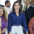 La reine Letizia d'Espagne (jupe Carolina Herrera) présidait le 5 septembre 2019 à Madrid la 3e Journée sur le traitement informatif du handicap dans les médias.