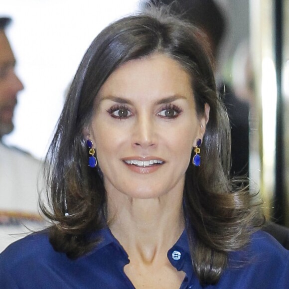 La reine Letizia d'Espagne (jupe Carolina Herrera) présidait le 5 septembre 2019 à Madrid la 3e Journée sur le traitement informatif du handicap dans les médias.