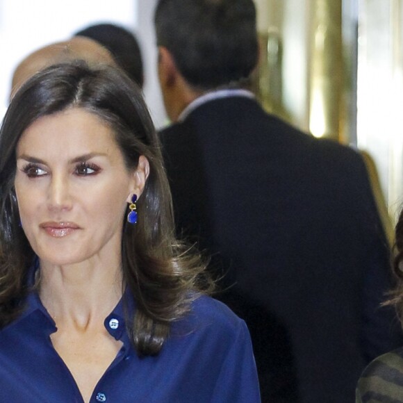 La reine Letizia d'Espagne (jupe Carolina Herrera) présidait le 5 septembre 2019 à Madrid la 3e Journée sur le traitement informatif du handicap dans les médias.