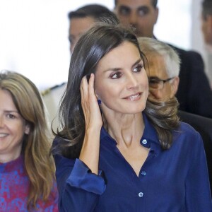 La reine Letizia d'Espagne (jupe Carolina Herrera) présidait le 5 septembre 2019 à Madrid la 3e Journée sur le traitement informatif du handicap dans les médias.