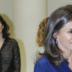 La reine Letizia d'Espagne (jupe Carolina Herrera) présidait le 5 septembre 2019 à Madrid la 3e Journée sur le traitement informatif du handicap dans les médias.