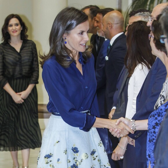 La reine Letizia d'Espagne (jupe Carolina Herrera) présidait le 5 septembre 2019 à Madrid la 3e Journée sur le traitement informatif du handicap dans les médias.