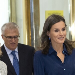 La reine Letizia d'Espagne (jupe Carolina Herrera) présidait le 5 septembre 2019 à Madrid la 3e Journée sur le traitement informatif du handicap dans les médias.