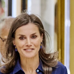 La reine Letizia d'Espagne (jupe Carolina Herrera) présidait le 5 septembre 2019 à Madrid la 3e Journée sur le traitement informatif du handicap dans les médias.