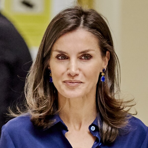 La reine Letizia d'Espagne (jupe Carolina Herrera) présidait le 5 septembre 2019 à Madrid la 3e Journée sur le traitement informatif du handicap dans les médias.