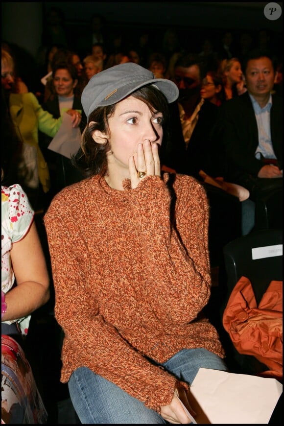 Zabou Breitman - Défilé de mode "Stella Cadente", collection P.A.P Printemps-été 2006. Paris, le 5 septembre 2005.