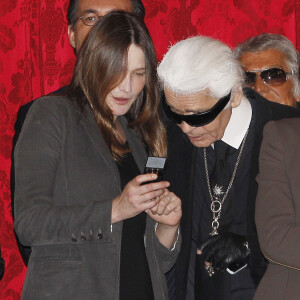 Carla Bruni et Karl Lagerfeld à l'Élysée, en 2012. 