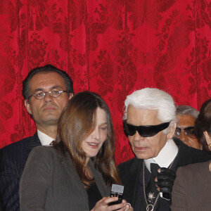 Carla Bruni et Karl Lagerfeld à l'Élysée, en 2012.