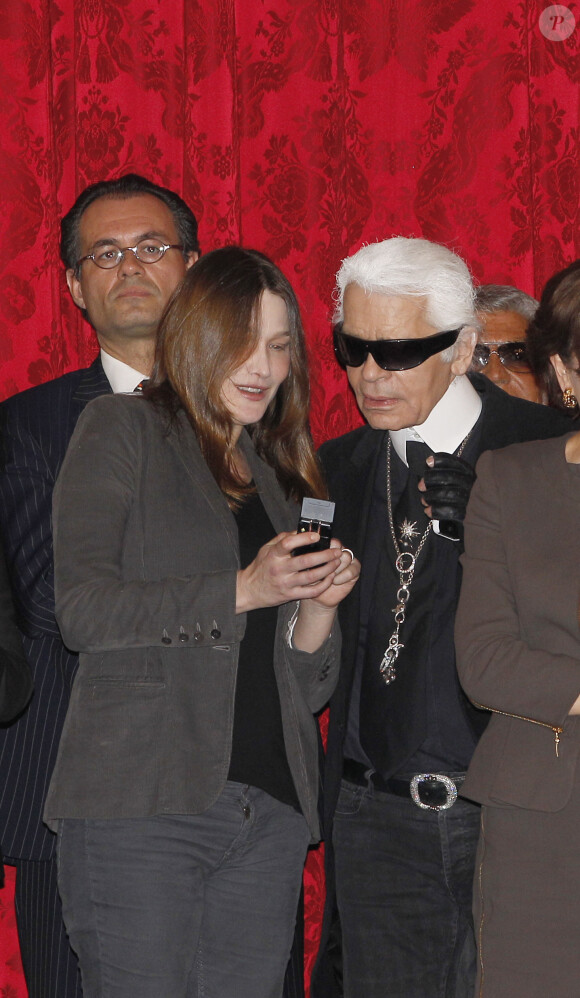 Carla Bruni et Karl Lagerfeld à l'Élysée, en 2012.