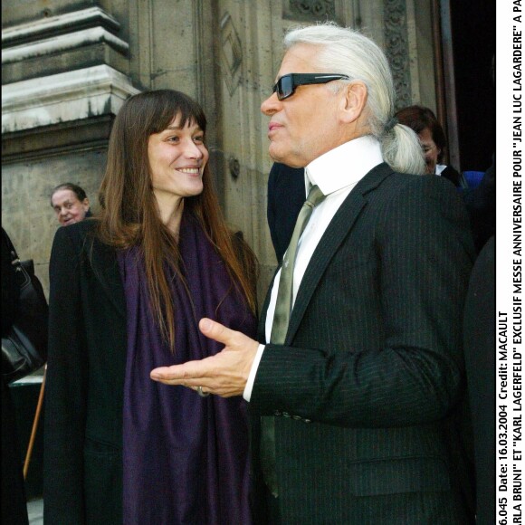 Carla Bruni et Karl Lagerfeld à l'église Saint-François Xavier, en 2004 à Paris.