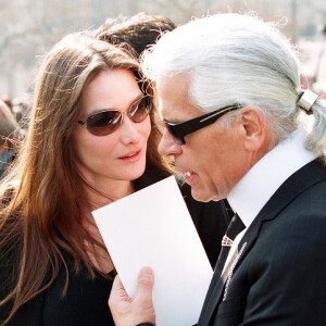 Carla Bruni et Karl Lagerfeld à l'église Saint-François Xavier, en 2004 à Paris.