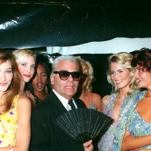 Karen Mulder, Carla Bruni, Nadja Auremann, Naomi Campbell, Karl Lagerfeld et Claudia Schiffer au défile Chloé en 1994 à Paris. 
