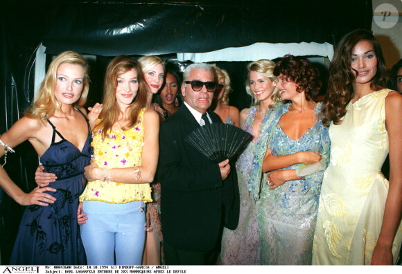 Karen Mulder, Carla Bruni, Nadja Auremann, Naomi Campbell, Karl Lagerfeld et Claudia Schiffer au défile Chloé en 1994 à Paris. 