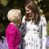 Kate Middleton, duchesse de Cambridge, avec Mary Berry lors de l'inauguration du jardin Back to Nature au jardin botanique de Wisley, le 10 septembre 2019.