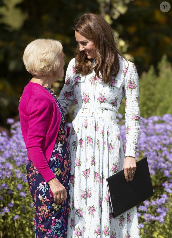 Kate Middleton, duchesse de Cambridge, avec Mary Berry lors de l'inauguration du jardin Back to Nature au jardin botanique de Wisley, le 10 septembre 2019.